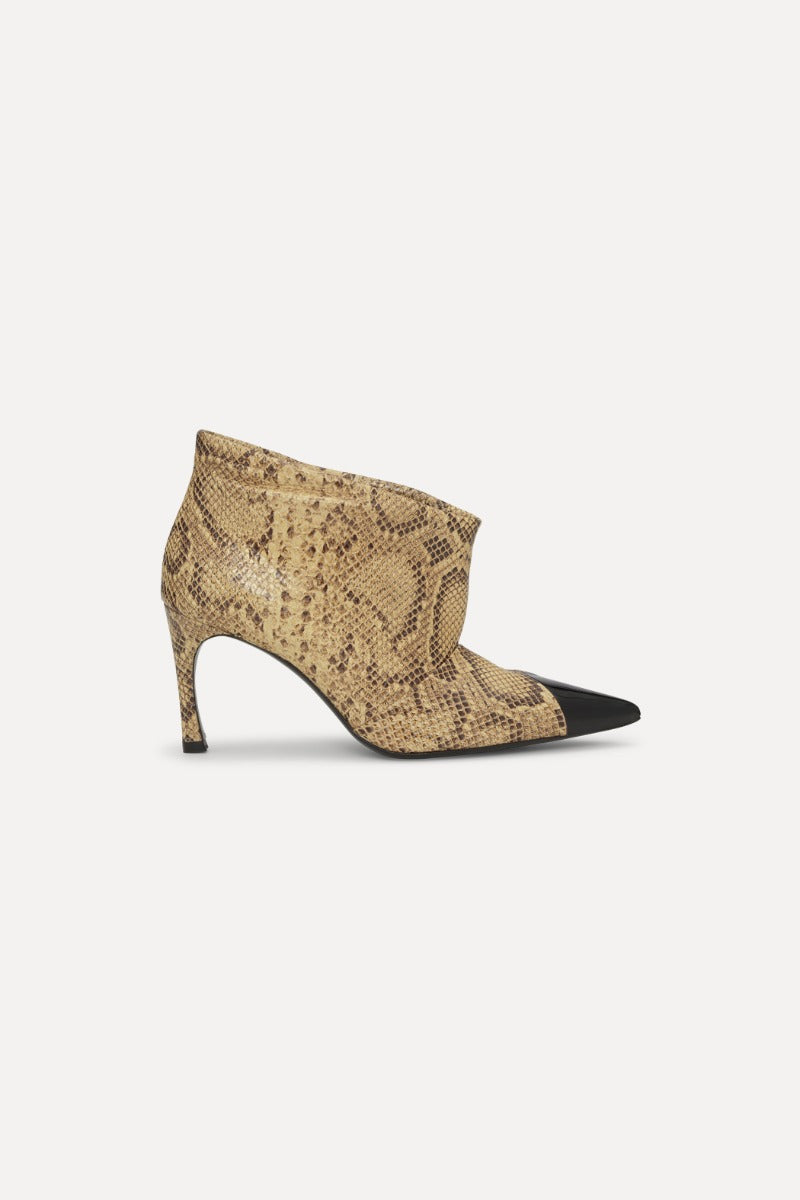 LEATHER POINTED TOE BOOT