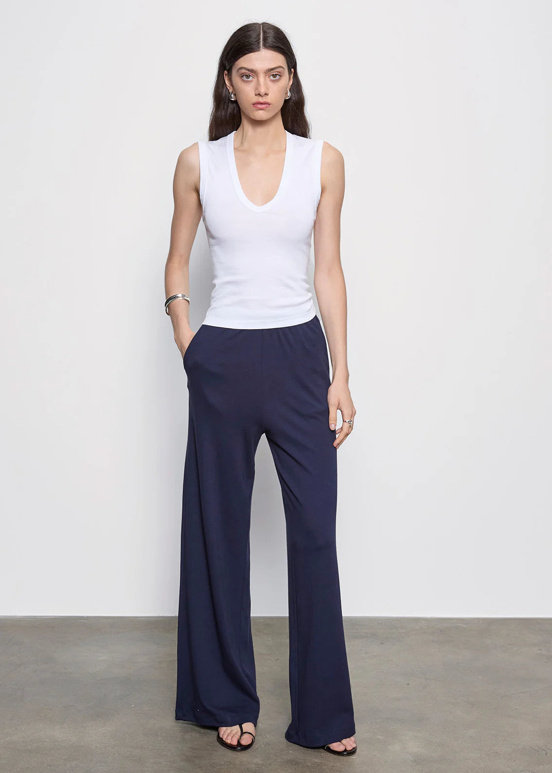 SUPIMA COTTON SLEEVELESS V