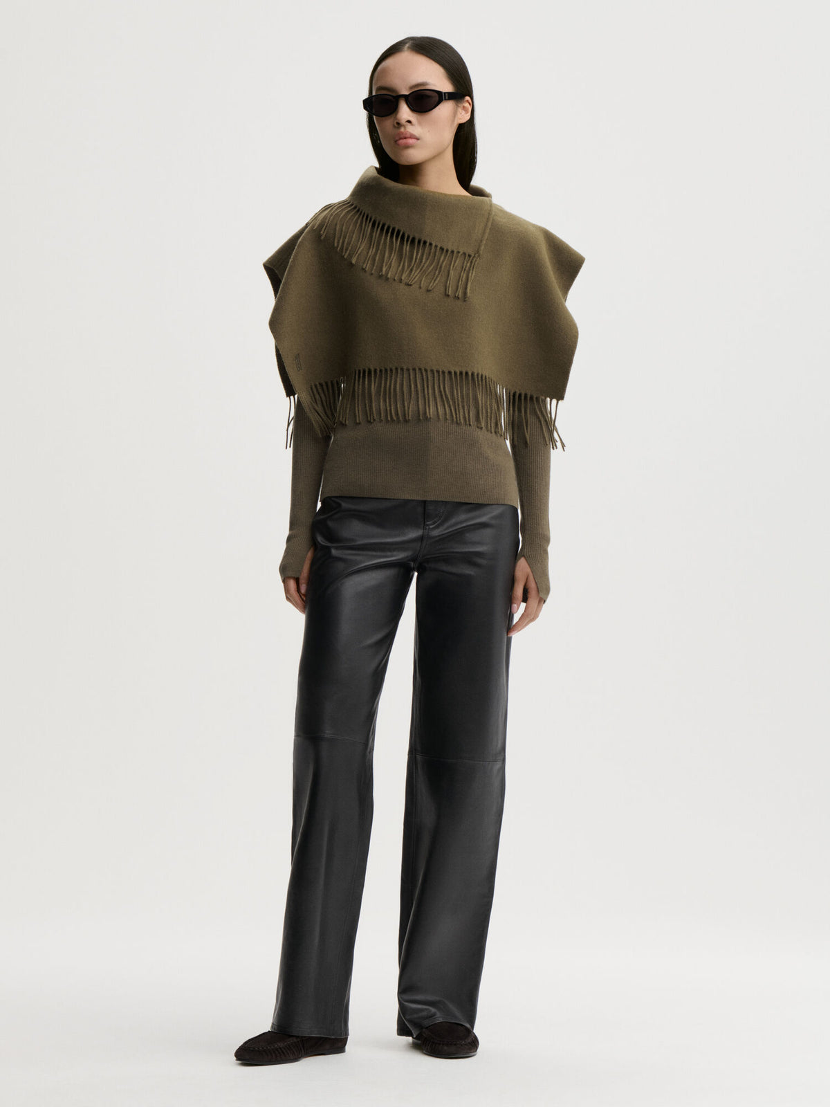 Turtla Wool Fringe Bib detail