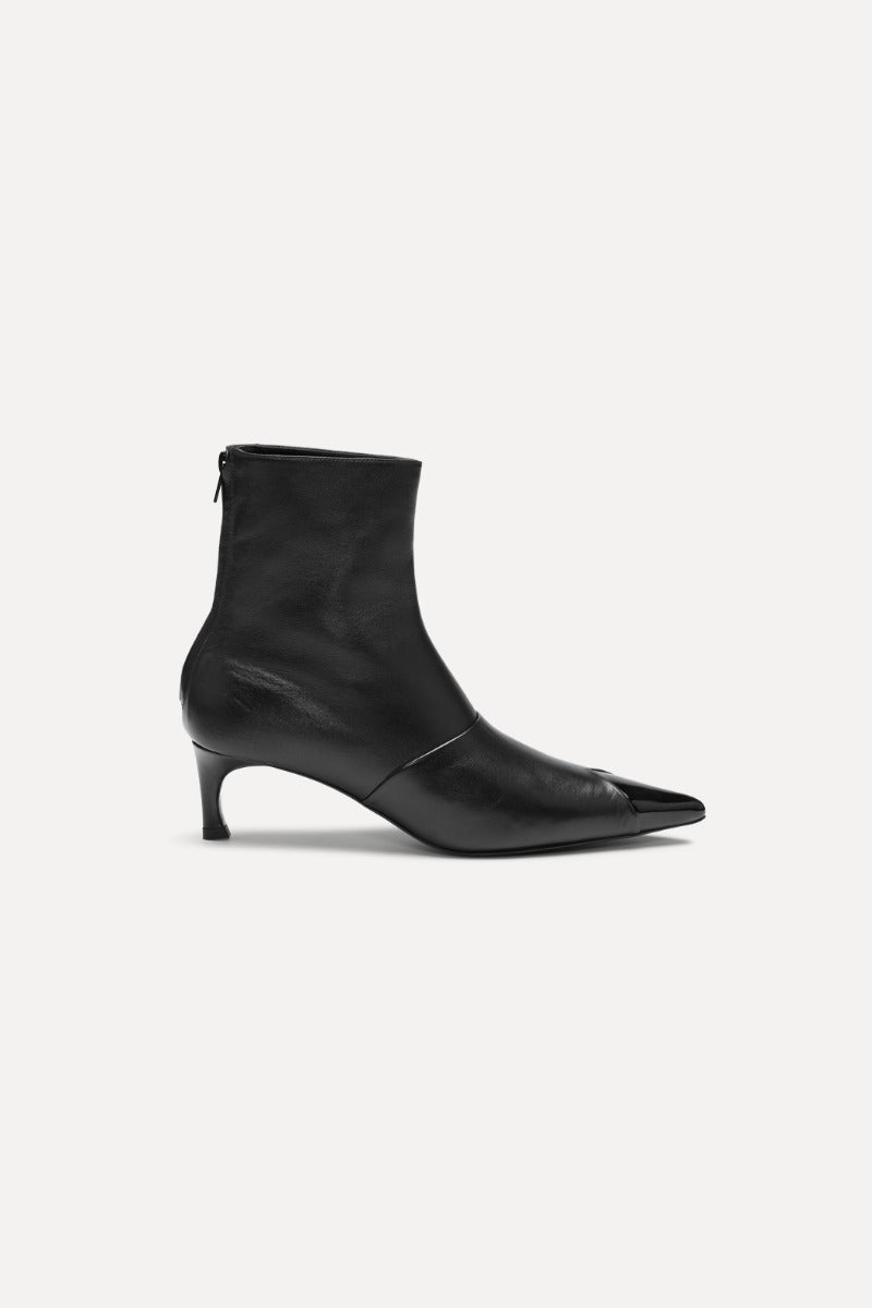 POINTED LEATHER BOOT